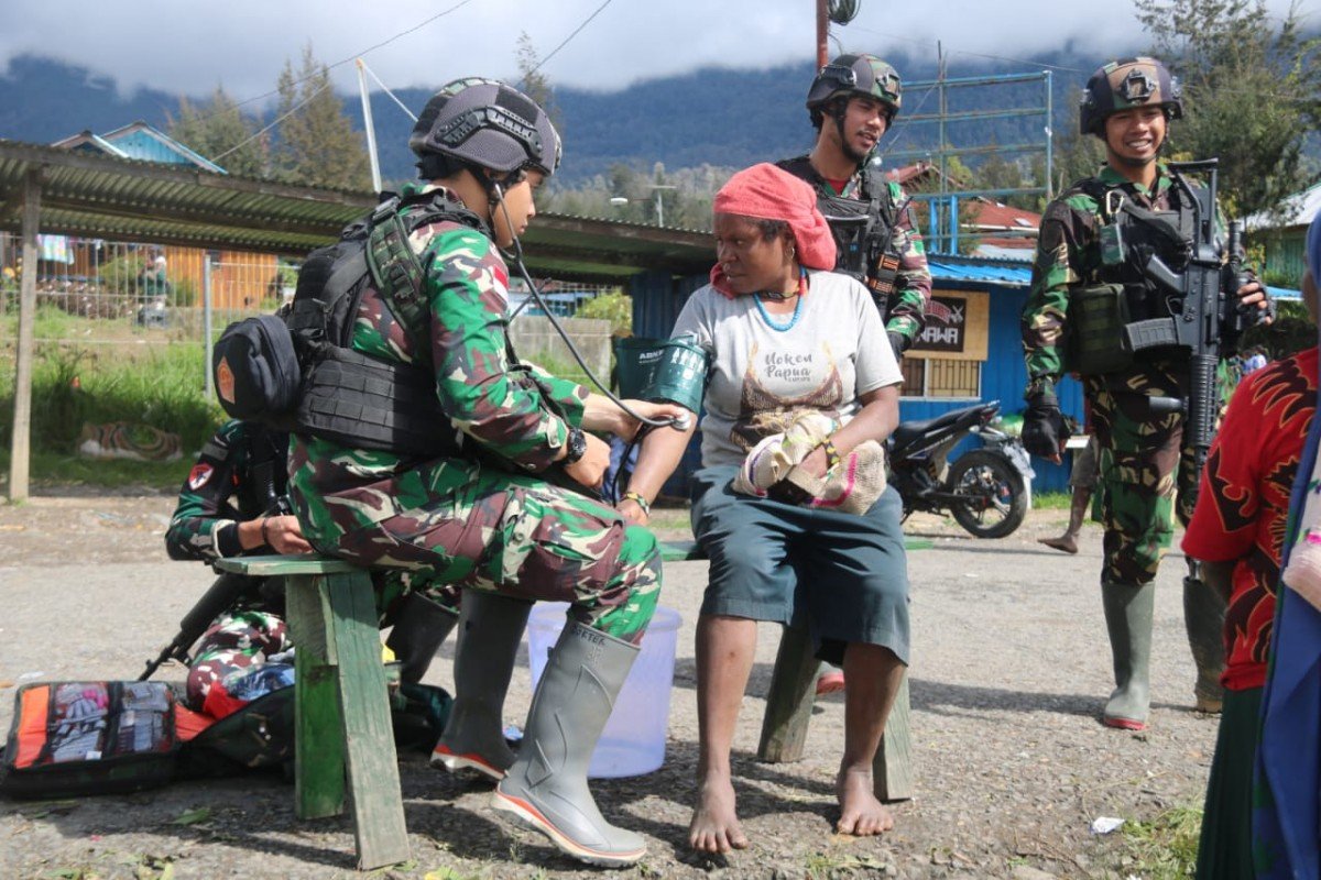 Berbagi Keberkahan Kepada Masyarakat Papua Satgas Berikan Layanan