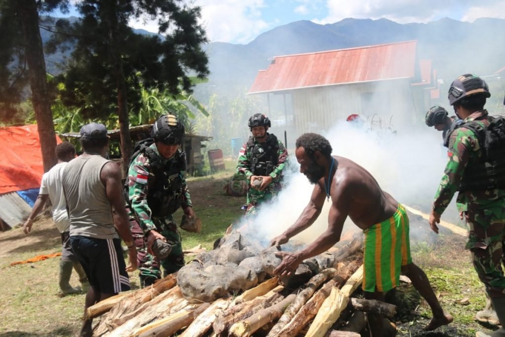 Lestarikan Adat Budaya Papua Satgas 303 Bantu Masyarakat Gelar Tradisi Bakar Batu Portal Bela 8605