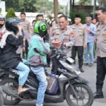 Wakapolda Jabar Turun Langsung Berbagi Takjil Kepada Masyarakat Bersama Media