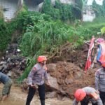 Tim SAR Sat Brimob Polda Jabar Bersama Warga Bersihkan Reruntuhan Tembok Akibat Cuaca Ekstrem di Cipanas