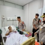 Kapolda Jabar Kunjungi Korban Longsor Pertambangan Gunung Kuda di RS Mitra Plumbon