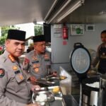 Kapolda Jabar Bagikan Ratusan Makanan Gratis Kepada Jemaah di Masjid Al – Amman Mapolda Jabar
