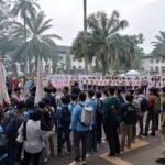 Sentuhan Humanis Mojang Lodaya, Unjuk Rasa 1 Tahun Pemerintahan Prabowo-Gibran di Jabar Aman dan Damai