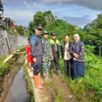 Danramil 1116/Cikajang Pimpin Penanganan Longsor yang Menutup Aliran Sungai Cikuray