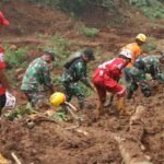 Tim Gabungan Mulai  Evakuasi Korban Longsor Di Desa Wargaluyu, Kabupaten Bandung