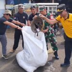 Koramil 0607/Sukaraja Mantapkan Pengabdian Lewat Aksi Bersih Pasar pada Hari Juang ke-80