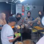 Polwan Polda Jabar Sibuk Memasak dan Siapkan Makanan Untuk Korban Banjir di Karawang