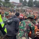 TNI Lanjutkan Evakuasi Korban Longsor Cisarua Masih Berlangsung Intensif
