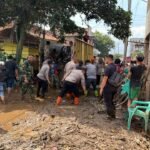 Polisi Evakuasi Warga dan Pimpin Pembersihan Pascabanjir di Majalaya