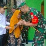 Air Mata Bahagia Ibu Een Sambut Tim Wasev TMMD Ke-127 Saat Tinjau Bantuan Rutilahu di Parakanlima