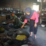 Kepulan Asap Dapur Rumah Bapak Puji Suwarno Kobarkan Semangat Kerja Membangun Desa