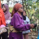 Di Usia 80 Tahun, Ibu Amah Jadi Simbol Semangat Gotong Royong TMMD ke-128 Garut