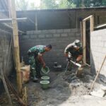 Satgas TMMD Reguler Bersama Warga Bangun RTLH Milik Poniman