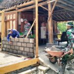 Satgas TMMD Reguler Bersama Warga Bangun RTLH Milik Waginem