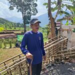 Memimpin dengan Tangan Kotor: Keteladanan Ketua LPM Mekarmulya di Balik Pembangunan MCK TMMD