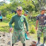 Semangat Pantang Menyerah, Serka Muksin Kerja Keras Bangun MCK di Tengah Terik Matahari