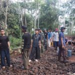 Semangat Gotong Royong, Santri Pesantren An Nur Ikut Serta Bangun Jalan di TMMD ke-128