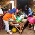 Ibu Ibu Tetap Semangat Siapkan Makanan Dukung Pelaksanaan TMMD