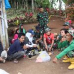 Rujak di Tengah Debu Pembangunan: Cara Sederhana Warga Mekarmulya Rawat Semangat TMMD