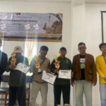 Pemdes Ciwalen Beri Penghargaan kepada Ketua RT atas Capaian Zakat dan Infaq