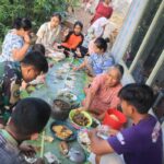 Eratkan Kemanunggalan TNI–Rakyat, Satgas TMMD ke-128 Kodim 0611/Garut Personil Yon Arhanud 3 Gelar Makan Bersama Warga