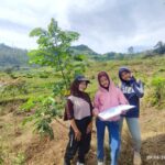 Tiga Srikandi Muda Penjaga Bumi di Lereng Gunung Congkrang, “Saat Banyak Remaja Sibuk di Dunia Maya, Mereka Memilih Menjaga Masa Depan Alam”