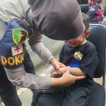 Lautan Manusia Picu Dehidrasi, Polisi Gercep Belah Kerumunan Evakuasi Bobotoh yang Pingsan