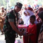 Dandim 0607/Kota Sukabumi Santuni Anak Yatim Piatu Usai Resmikan Jembatan Gantung PRIMA JANTAKE